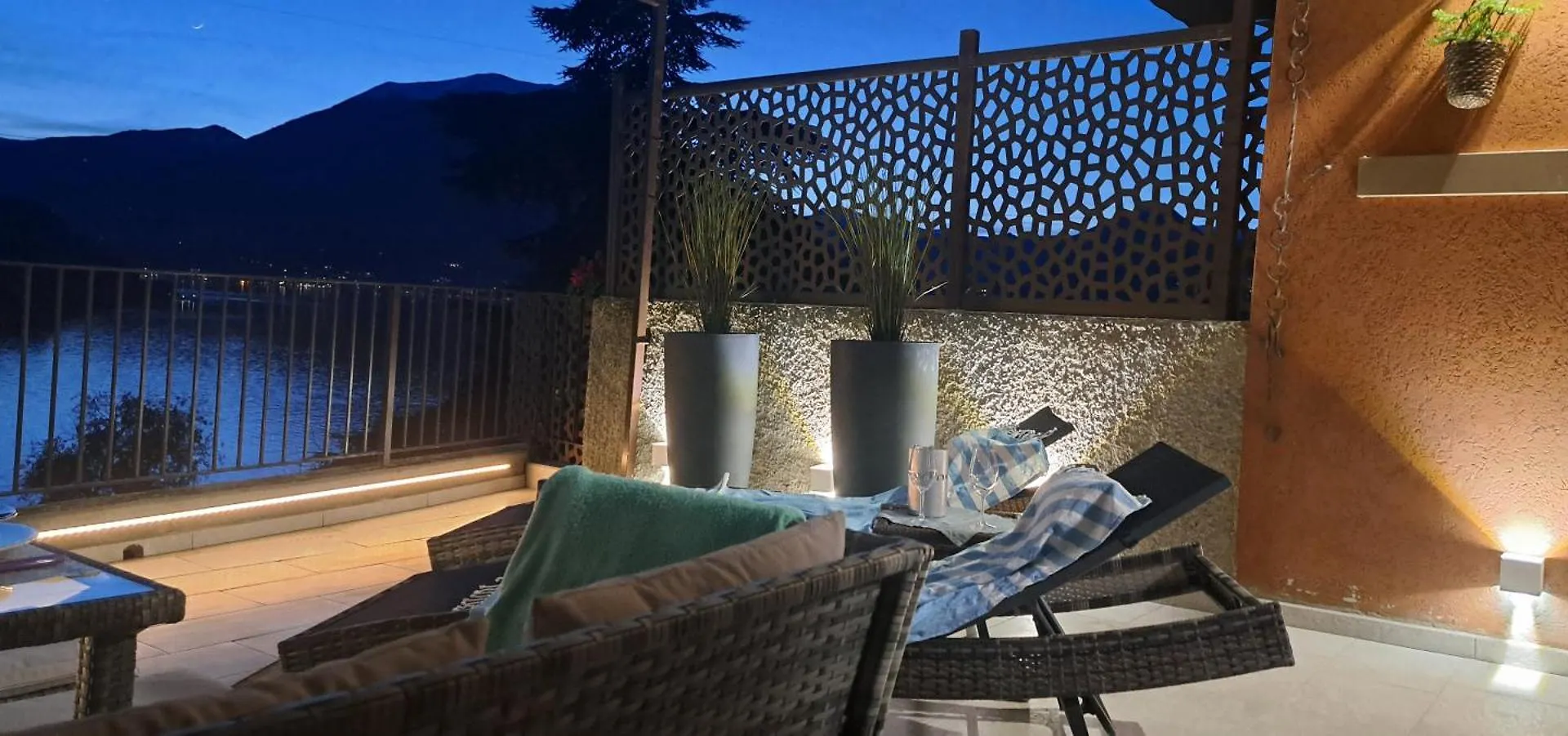 Dream Lake Panorama, Garage In The Center Of Varenna